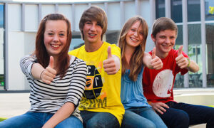 Jugendliche mit "Daumen hoch"