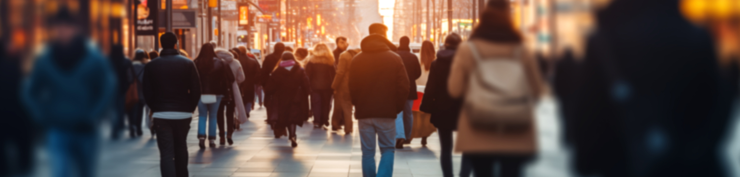 Menschen in einer Fußgängerzone