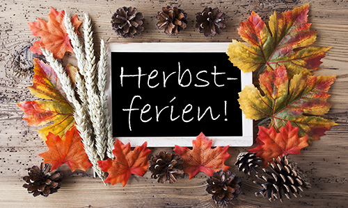 Tafel mit Herbstlaub